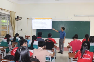 Thầy và trò trường THCS Hoá Thượng, huyện Đồng Hỷ trong giờ học Tiếng Anh.