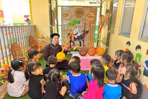 Giáo viên trường Mầm non Yên Trạch, huyện Phú Lương, tỉnh Thái Nguyên dạy trẻ về nhạc cụ dân tộc.