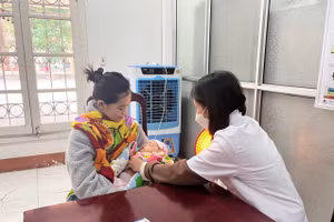 Bác sĩ tại Trung tâm y tế huyện Phú Lương thăm khám tư vấn về dinh dưỡng cho trẻ em trên địa bàn.