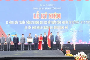 Ủy viên Bộ Chính trị, Phó Chủ tịch Thường trực Quốc hội Đỗ Văn Chiến chúc mừng thầy và trò nhà trường.