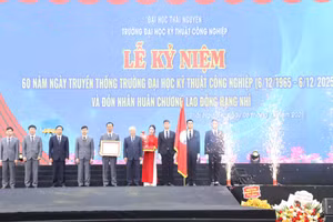 Ủy viên Bộ Chính trị, Phó Chủ tịch Thường trực Quốc hội Đỗ Văn Chiến chúc mừng thầy và trò nhà trường.