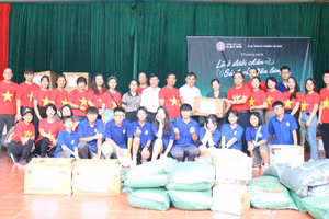 Lũ ở dưới chân sách vẫn trên lưng.