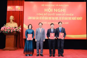 Bộ trưởng Bộ GD&ĐT Hoàng Minh Sơn trao các quyết định bổ nhiệm cho ban lãnh đạo ĐH Thái Nguyên.