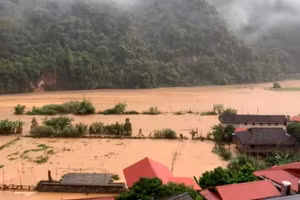 Mưa lớn nhiều giờ khiến khu vực Pác Ngòi, xã Nam Mẫu (Ba Bể, Bắc Kạn) ngập sâu trong biển nước. (Ảnh: Thu Trang)