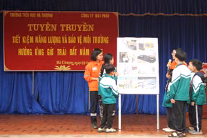 Tuyên truyền viên Công ty Núi pháo trao đổi với các em học sinh.