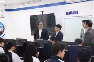 Bí thư Tỉnh uỷ Thái Nguyên Trịnh Xuân Trường thăm không gian học tập tại Trường Đại học Công nghệ Thông tin và Truyền thông.