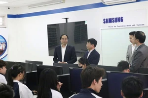 Bí thư Tỉnh uỷ Thái Nguyên Trịnh Xuân Trường thăm không gian học tập tại Trường Đại học Công nghệ Thông tin và Truyền thông.