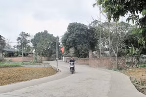 Anh Vi Văn Thiện xóm Tân Phong, phường Linh Sơn là một trong những hộ dân tiêu biểu hiến 500m2 đất ruộng và vườn để triển khai dự án làm đường liên xóm, góp phần làm thay đổi diện mạo quê hương.