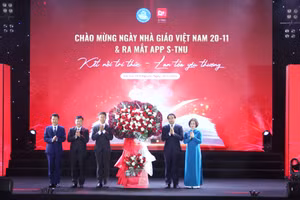Ông Trịnh Xuân Trường, Bí thư Tỉnh uỷ Thái Nguyên tặng hoa chúc mừng Đại học Thái Nguyên.