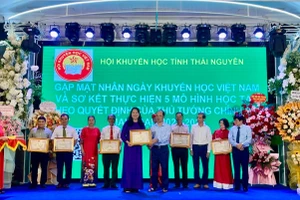 Khen thưởng các tập thể cá nhân có thành tích xuất sắc trong công tác khuyến học.