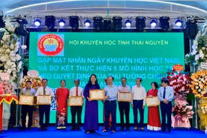 Khen thưởng các tập thể cá nhân có thành tích xuất sắc trong công tác khuyến học.