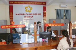 Người dân đến giải quyết các thủ tục hành chính tại Trung tâm phục vụ hành chính công xã Nam Hoà, tỉnh Thái Nguyên.