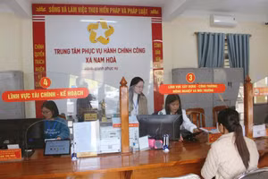 Người dân đến giải quyết các thủ tục hành chính tại Trung tâm phục vụ hành chính công xã Nam Hoà, tỉnh Thái Nguyên.