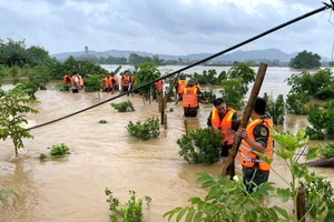 Lực lượng chức năng gia cố tuyến đê thuộc tổ 33 phường Phan Đình Phùng.
