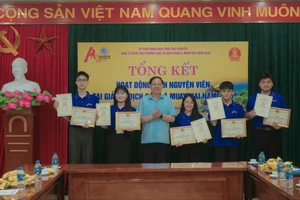 Các tình nguyện viên được khen thưởng.