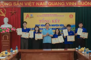 Các tình nguyện viên được khen thưởng.