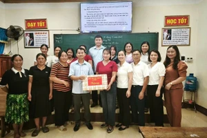 Lãnh đạo xã Tràng xá tặng quà cho học viên lớp xoá mù chữ.