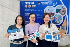 Giảng viên khoa Quốc tế Đại học Thái Nguyên tại ngày hội Tư vấn Tuyển sinh giới thiệu việc làm và kết nối cung cầu thị trường lao động tỉnh Thái Nguyên năm 2025.