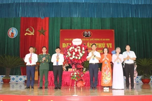 Lãnh đạo Đại học Thái Nguyên tặng hoa chúc mừng Đại hội.