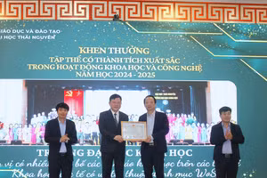 PGS.TS Hoàng Văn Hùng, Giám đốc Đại học Thái Nguyên trao khen thưởng cho tập thể Trường Đại học Khoa học.