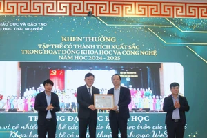 PGS.TS Hoàng Văn Hùng, Giám đốc Đại học Thái Nguyên trao khen thưởng cho tập thể Trường Đại học Khoa học.