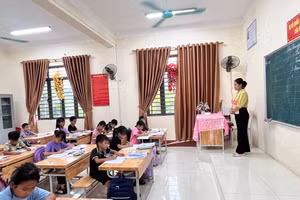 Cô và trò Trường Tiểu học Sa Lung, huyện Đồng Hỷ, tỉnh Thái Nguyên.