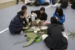 Điểm nhấn giàu cảm xúc của chương trình “Tết sum vầy” 2026 là cuộc thi gói bánh chưng.