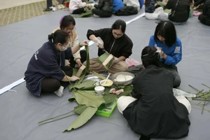 Điểm nhấn giàu cảm xúc của chương trình “Tết sum vầy” 2026 là cuộc thi gói bánh chưng.