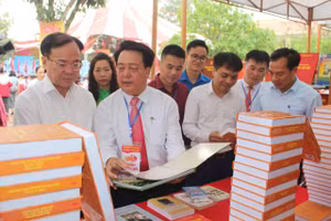 Lãnh đạo Sở Văn hoá Thể thao và Du lịch, Sở Giáo dục và đào tạo, Thư viện tỉnh Thái Nguyên thăm quan gian trưng bày sách.