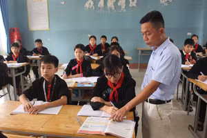 Thầy và trò trường Trường PTDTNT - THCS Định Hóa, tỉnh Thái Nguyên.