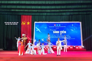 Tiết mục do Trường Đại học Khoa học (ĐH Thái Nguyên) thể hiện.