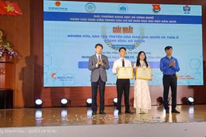 Nhóm sinh viên xuất sắc nhận giải thưởng.