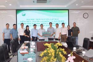 Đại học Thái Nguyên trao hỗ trợ cho Trường Đại học Nông Lâm.
