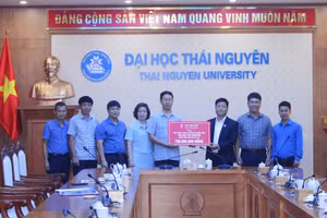 Đại diện Đại học Huế trao hỗ trợ cho Đại học Thái Nguyên.