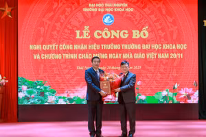 PGS.TS Hoàng Văn Hùng, Giám đốc Đại học Thái Nguyên trao quyết định và tặng hoa Hiệu trưởng Trường Đại học Khoa học.