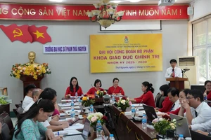 PGS.TS Từ Quang Tân, Chủ tịch Công đoàn Trường phát biểu tại Đại hội Công đoàn Bộ phận Khoa Giáo dục Chính trị.