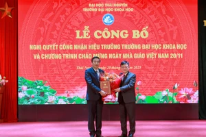 PGS.TS Hoàng Văn Hùng, Giám đốc Đại học Thái Nguyên trao quyết định và tặng hoa Hiệu trưởng Trường Đại học Khoa học.
