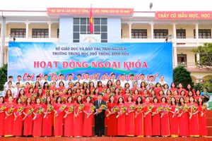 Tập thể cán bộ, giáo viên trường THPT Định Hóa (Thái Nguyên)