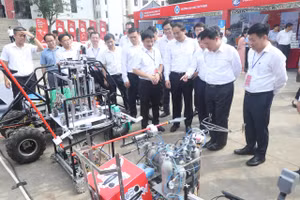Lãnh đạo tỉnh Thái Nguyên tham quan các gian trưng bày sản phẩm khoa học công nghệ.