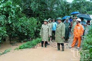 Chủ tịch UBND huyện Đồng Hỷ trực tiếp chỉ đạo công tác tìm kiếm nạn nhân (Ảnh: Báo Thái Nguyên).