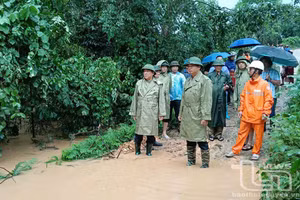 Chủ tịch UBND huyện Đồng Hỷ trực tiếp chỉ đạo công tác tìm kiếm nạn nhân (Ảnh: Báo Thái Nguyên).