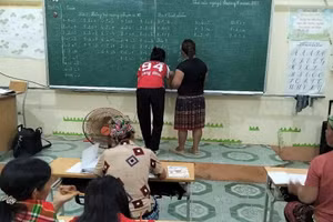 Các học viên lớp xoá mù chữ thôn Vằng Doọc.