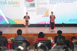 Nhóm tác giả khoa Ngữ Văn, Trường Đại học Sư phạm chia sẻ tại toạ đàm.