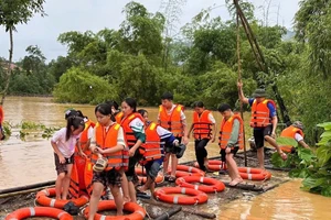 Học sinh Trường Phổ thông Dân tộc Nội trú Na Rì (xã Na Rì) khẩn trương đến nơi an toàn.