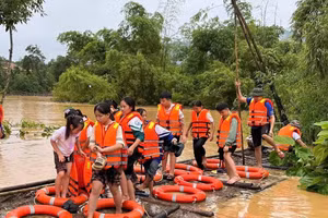 Học sinh Trường Phổ thông Dân tộc Nội trú Na Rì (xã Na Rì) khẩn trương đến nơi an toàn.