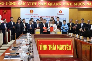 Lãnh đạo tỉnh Thái Nguyên và lãnh đạo Tập đoàn Vingroup trao biên bản hợp tác.