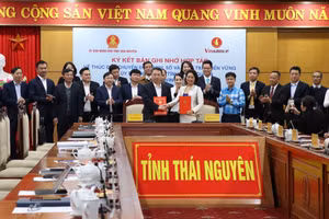 Lãnh đạo tỉnh Thái Nguyên và lãnh đạo Tập đoàn Vingroup trao biên bản hợp tác.