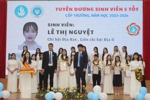 Trường Đại học Sư phạm tuyên dương các tập thể và Sinh viên 5 tốt.