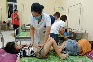 Khám, điều trị cho trẻ bị mắc triệu chứng tại cơ sở y tế. (Ảnh: Chiến Hoàng)