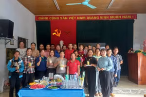 Cô Nông Thị Xuân Thu (ngoài cùng bên phải) cùng các học viên lớp đào tạo nghề Kỹ thuật chế biến món ăn.